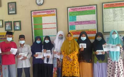 Dana Bantuan Program Indonesia Pintar (PIP) Tahap I Tahun 2021 MTs Nahdiyah Mulai di Serahkan ke Siswa.